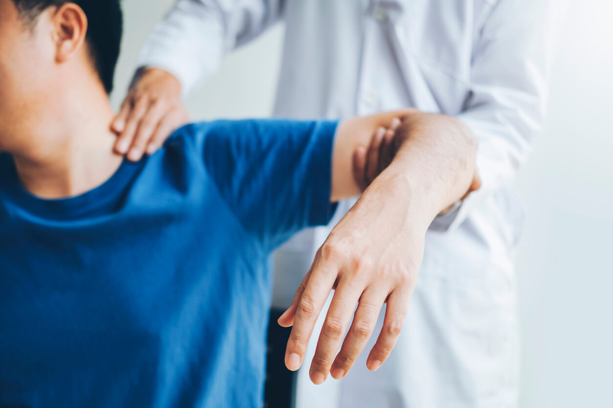 doctor checking shoulder pain