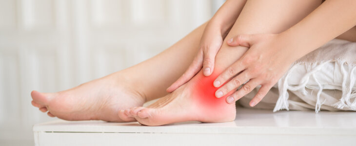 Woman with nerve pain in the ankle